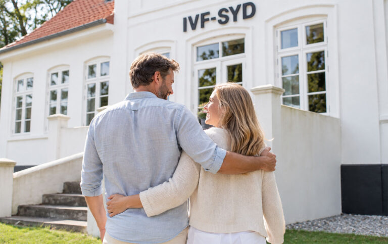 Par på vej til IVF-SYD i forbindelse med behandling med ægdonation