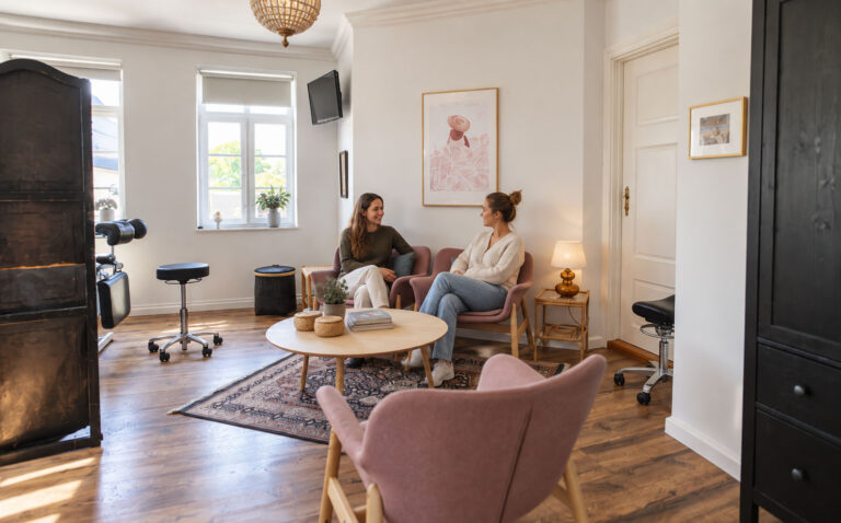 Kvindepar hos IVF-SYD til samtale om partnerægdonation