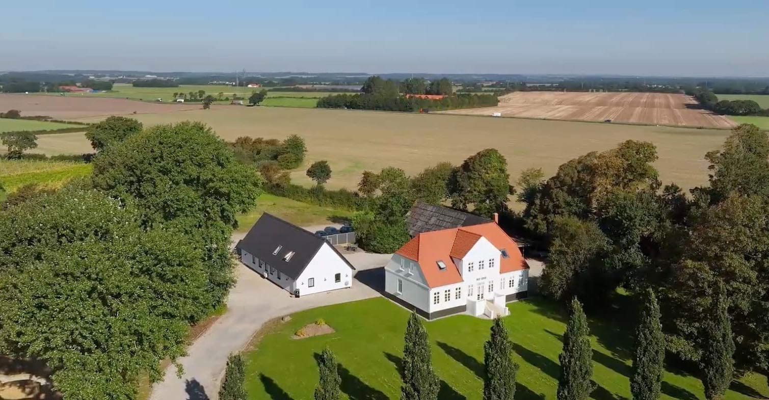 Luftfoto af IVF-SYD Fertilitetsklinik i Fredericia omgivet af grønne områder og marker
